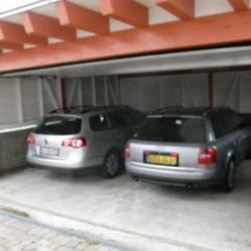 Doppelcarport mit zwei Autos
