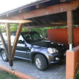 Holzcarport mit Auto