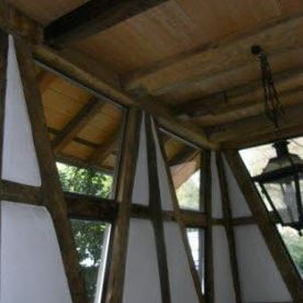 teilweise freigelegtes Fachwerk in der Wand