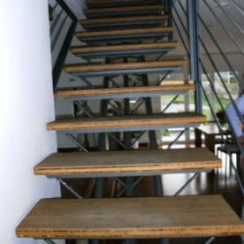 Stufen der Treppe in Frontansicht