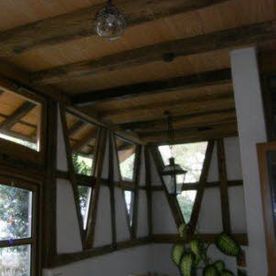 teils freigelegte Balken Decke