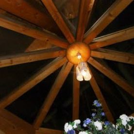 Lampenelement an der Decke im Innenraum