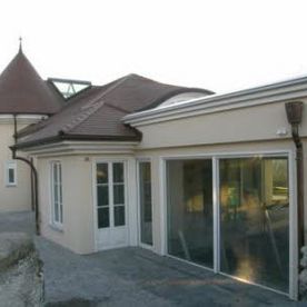 seitliche Ansicht des Hauses mit Bedachung