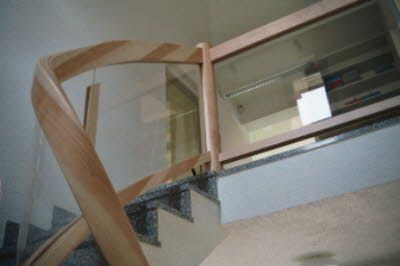 Geländer wurde mit Glas ausgestattet
