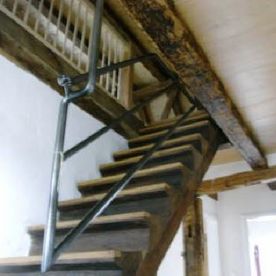 Treppe im Stil des Hauses