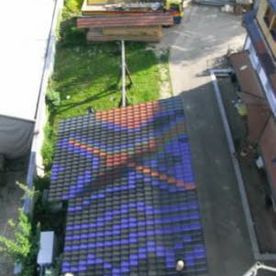 Carport mit bunten Ziegeln