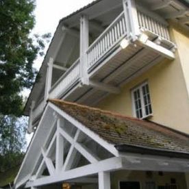 Vordach mit Balkon darüber
