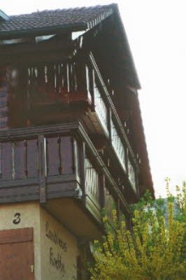 seitlich des Anbaus